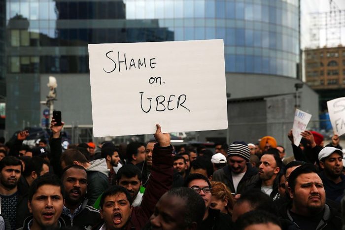 Водители Uber протестуют в Нью-Йорке против урезания тарифов в 2016 году / Getty Images
